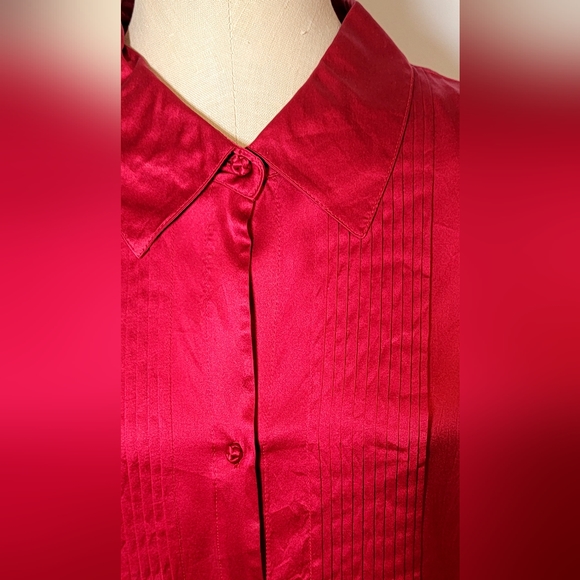 Charter Club silk red long-sleeved shirt.Size 18W. Cloth covered buttons. Pleats - Picture 3 of 5